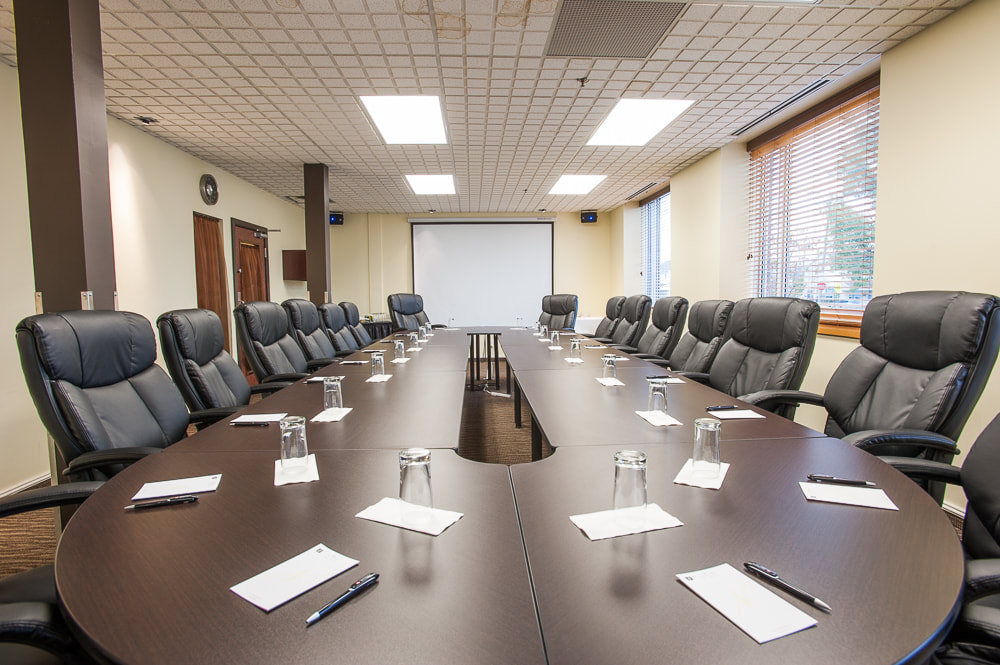 Salle de réunion / Business meetings – Réunions et événements / Meetings and events - Hotels Gouverneur Rouyn Noranda