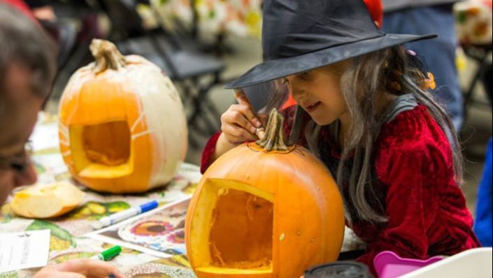 Pumpkin Decorating Workshop - Top 10 Halloween Activities – Blogue / Blog – Hôtels Gouverneur